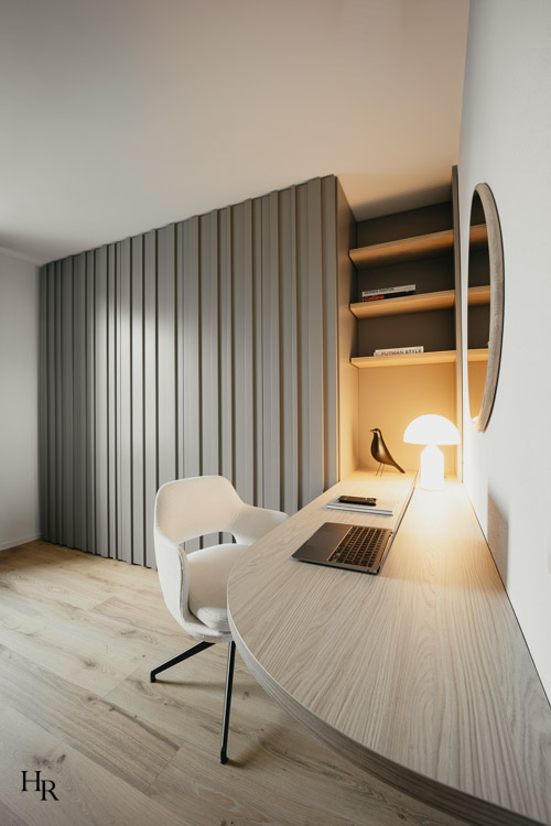 Maßgefertigte Büronische mit geschwungenem Schreibtisch, integrierten Regalen und raumhohen Einbauten – Interior Design von Hendrik Ritschel