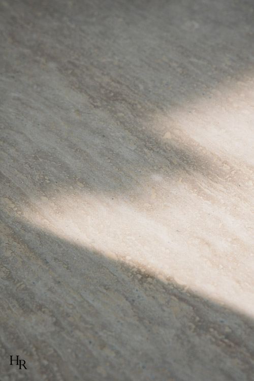 Detailaufnahme einer Natursteinoberfläche mit einfallendem Sonnenlicht – Interior Design von Hendrik Ritschel