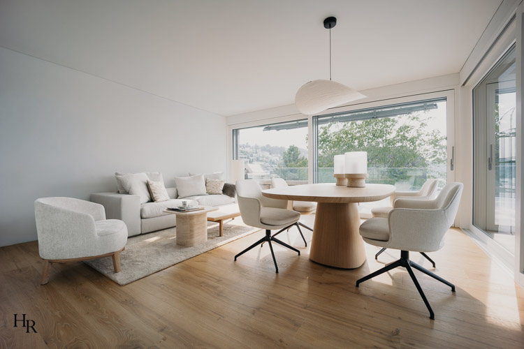 Harmonisch gestalteter Wohn- und Essbereich mit hellen Naturtönen und Holzmöbeln – Interior Design von Hendrik Ritschel