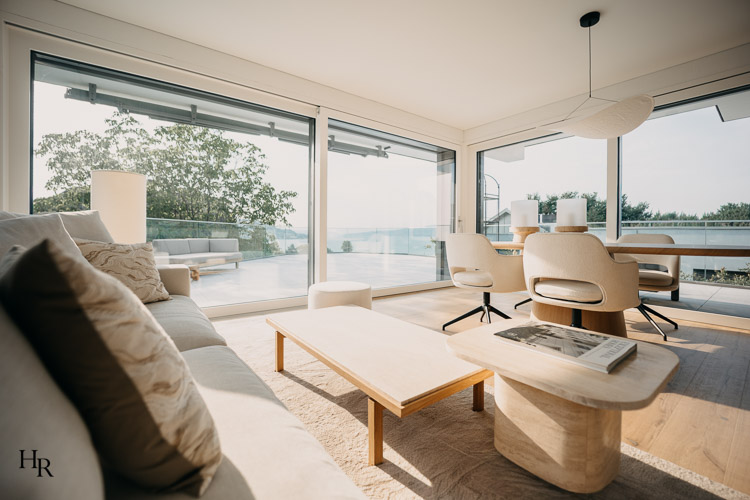 Heller Wohn- und Essbereich mit Blick auf den Zürichsee – Interior Design von Hendrik Ritschel