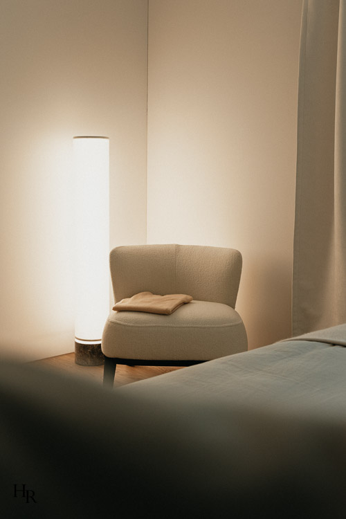 Schlafzimmer mit Sessel und Stehleuchte – Interior Design von Hendrik Ritschel